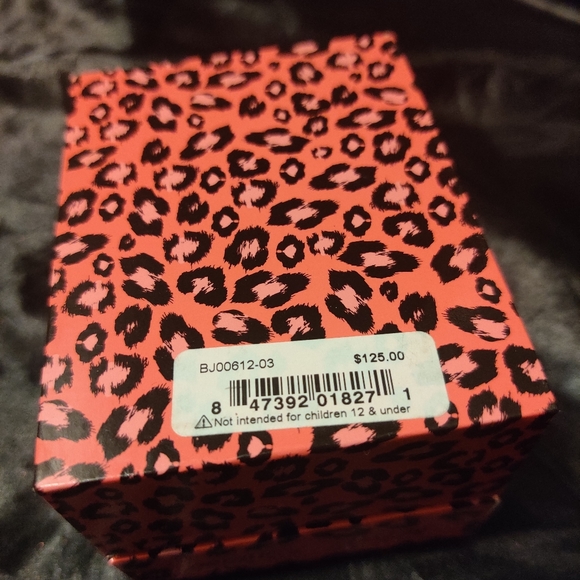 Beautiful Vintage Betsey Johnson watch with genuine leather wrist band - Picture 7 of 7